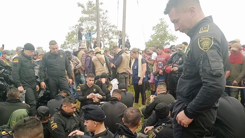 Militares y policías protestan contra Petro por acabar con la política de seguridad del país