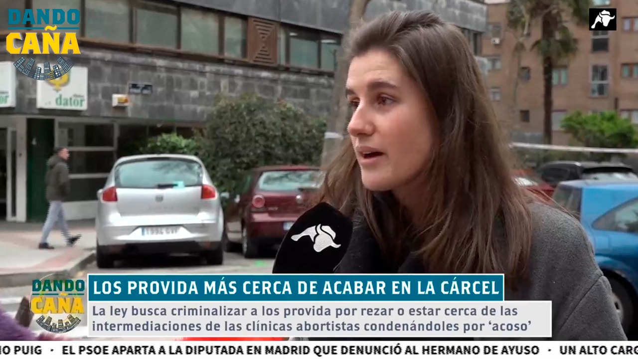 El PSOE abre la cárcel a los provida: ¿acaso rezar o informar sobre el aborto es acoso?