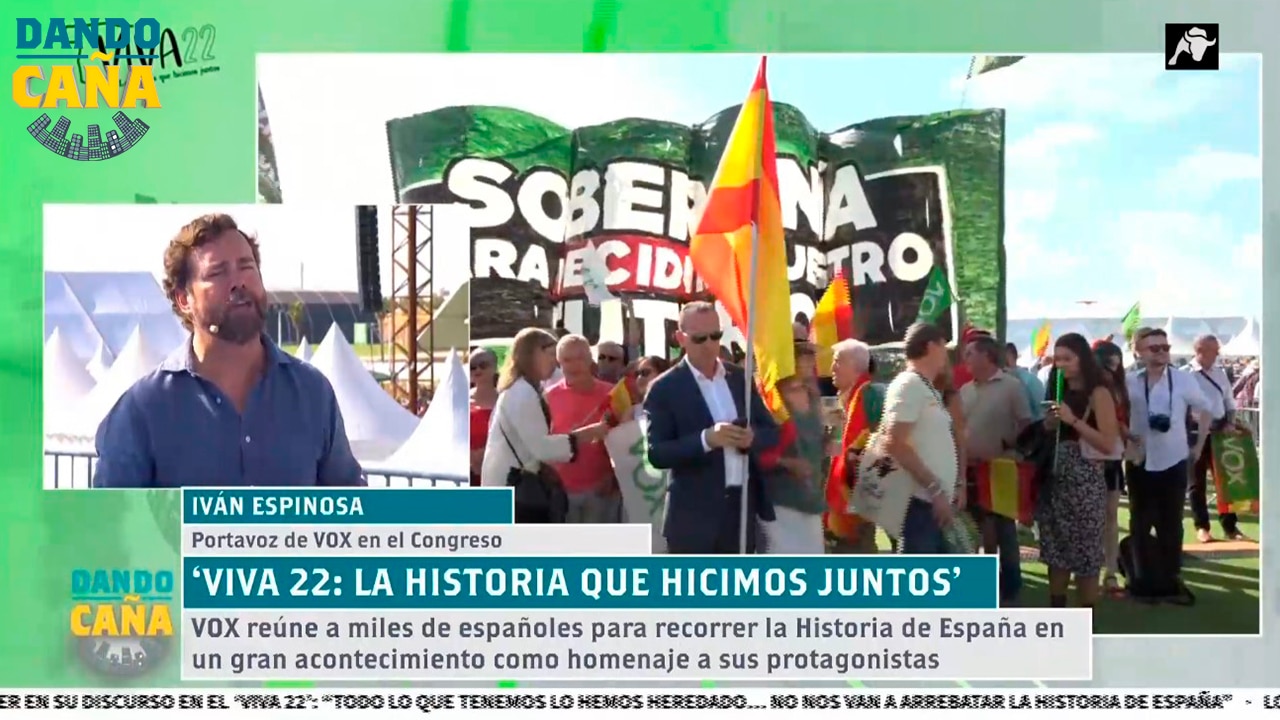 Espinosa de los Monteros visita el set de El Toro TV durante el ‘Viva 22’