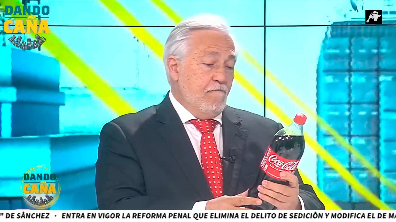 Julio Ariza enseña a cuántos sobres de azúcar equivale una botella de Coca-Cola