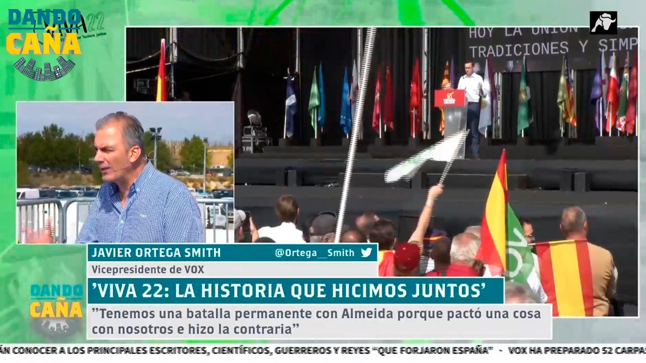 Javier Ortega Smith visita el set de El Toro TV durante el ‘Viva 22’