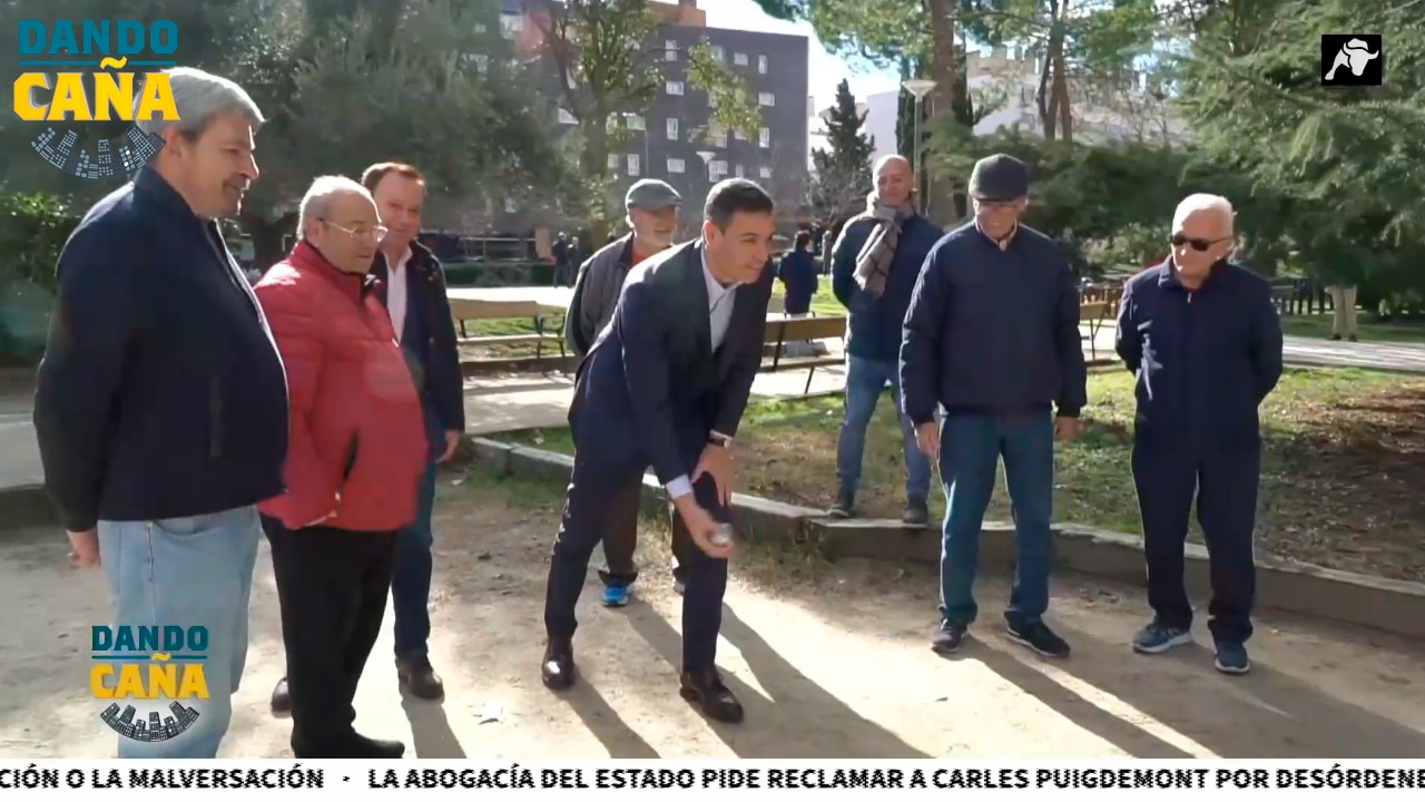 Pedro Sánchez juega a la petanca en Coslada con pensionistas… que son cargos del PSOE
