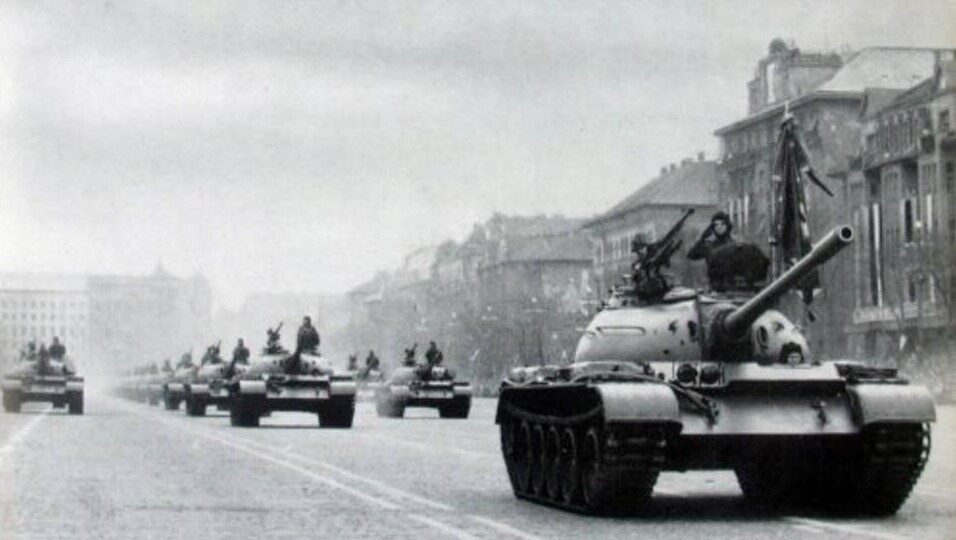 Rusia envía los viejos tanques soviéticos para tratar de contener la contraofensiva ucraniana