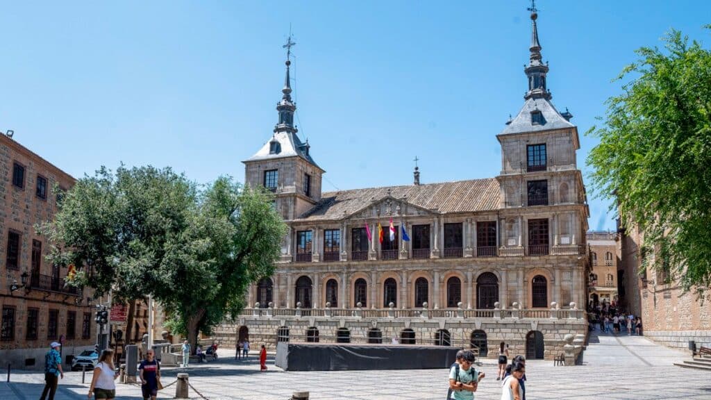 El Ayuntamiento de Toledo planta cara al lobby y no cuelga de su balcón la bandera LGTBI gracias a Vox