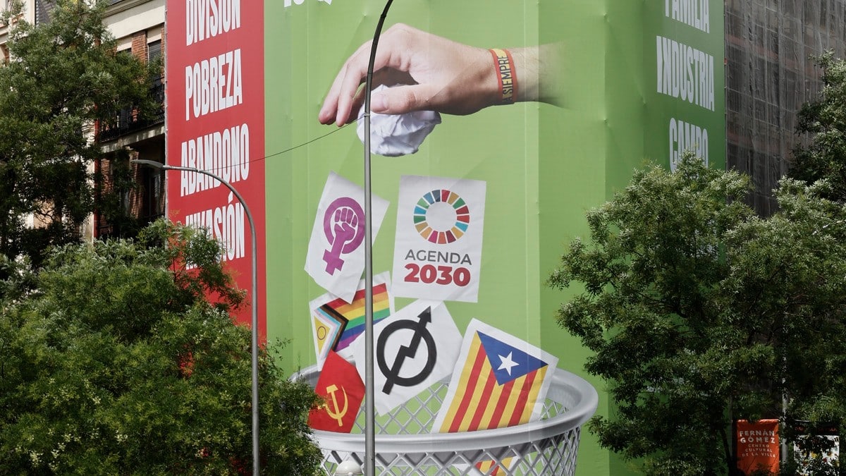La Junta Electoral ordena a Vox retirar su lona donde tira a la basura la bandera LGTBI por estar fuera del período de campaña