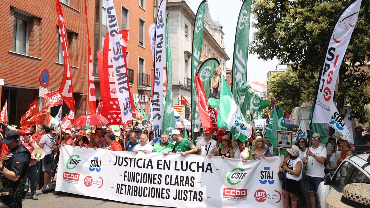 Los funcionarios de Justicia se manifiestan después de más de un mes de huelga indefinida