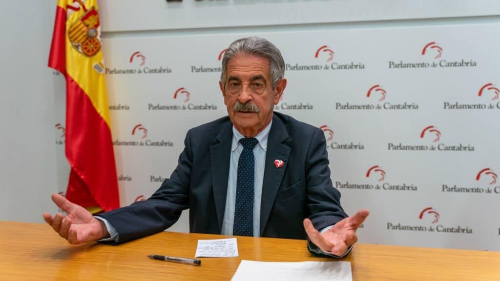 Revilla intuye que Vox acabará gobernando en Cantabria tras un "inevitable" pacto nacional