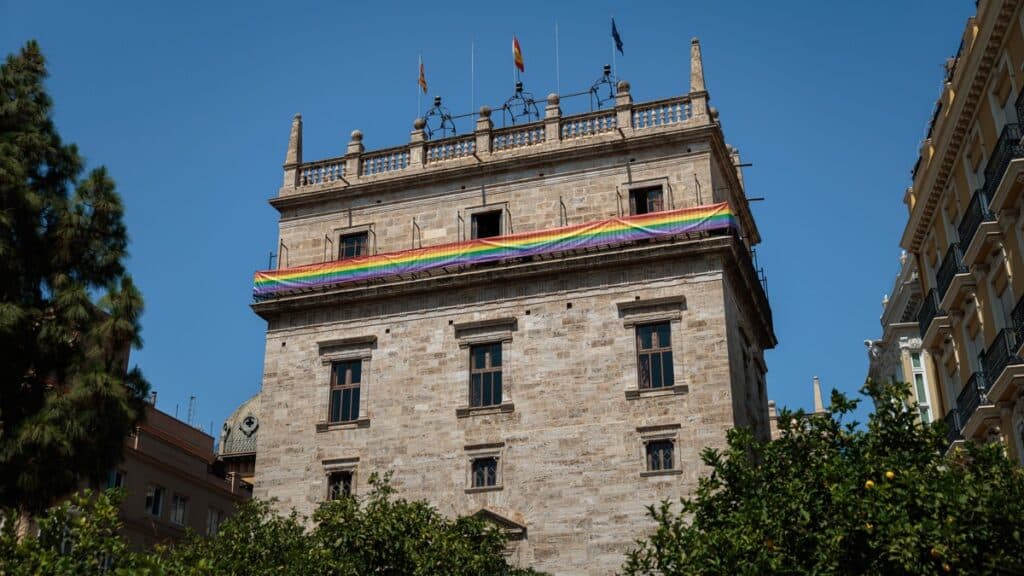Un PP dividido en los ayuntamientos e instituciones por el despliegue de la bandera LGTB