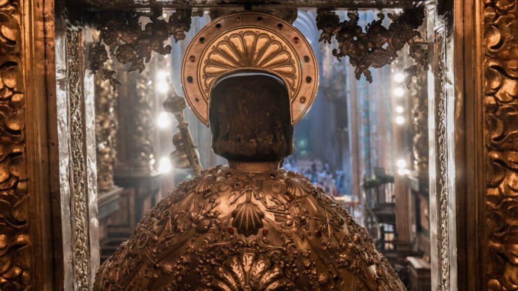 La catedral de Santiago recupera el abrazo al Apóstol, suspendido desde 2020 por la pandemia