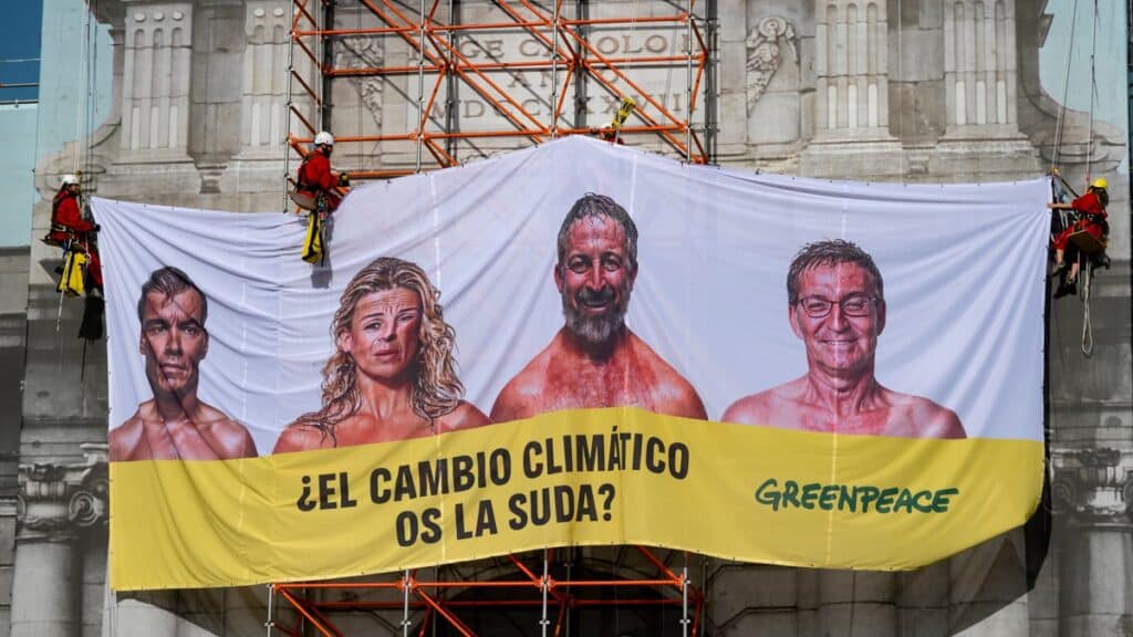 Greenpece despliega una lona en Madrid con candidatos _sudando_ por el cambio climático