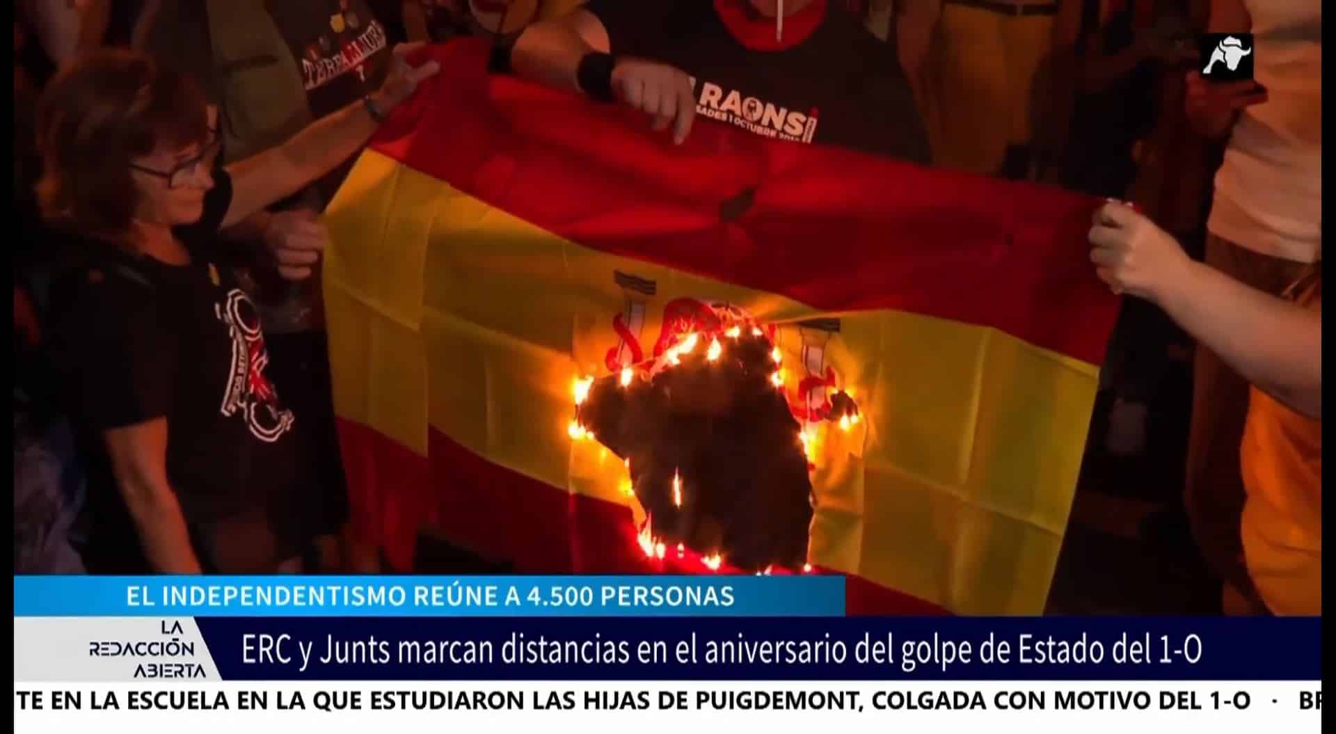 Sánchez avala la quema de banderas y los gritos de “¡Cataluña no tiene Rey!” en el aniversario del 1-O