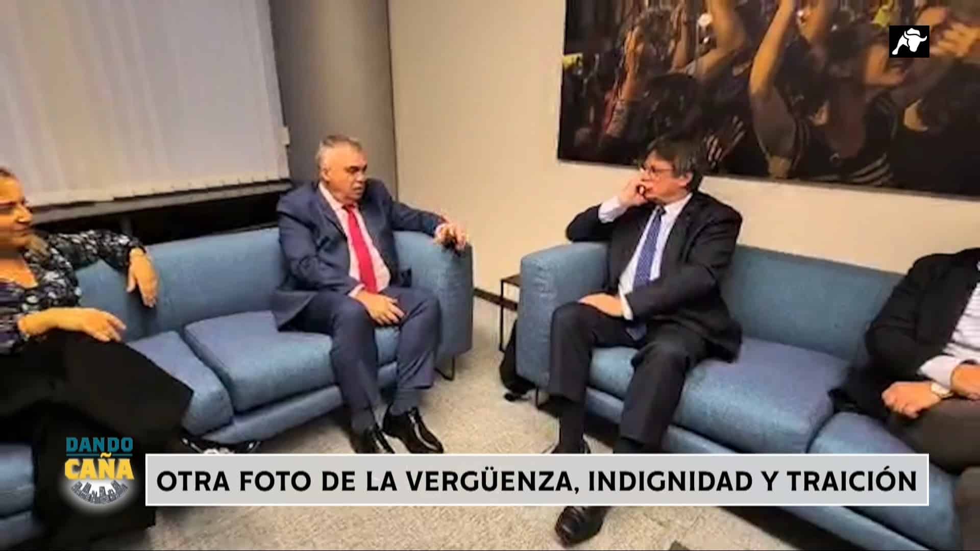 Santos Cerdán y Puigdemont con el cuadro del 1-O, pocas fotos reúnen tanta indignidad y traición