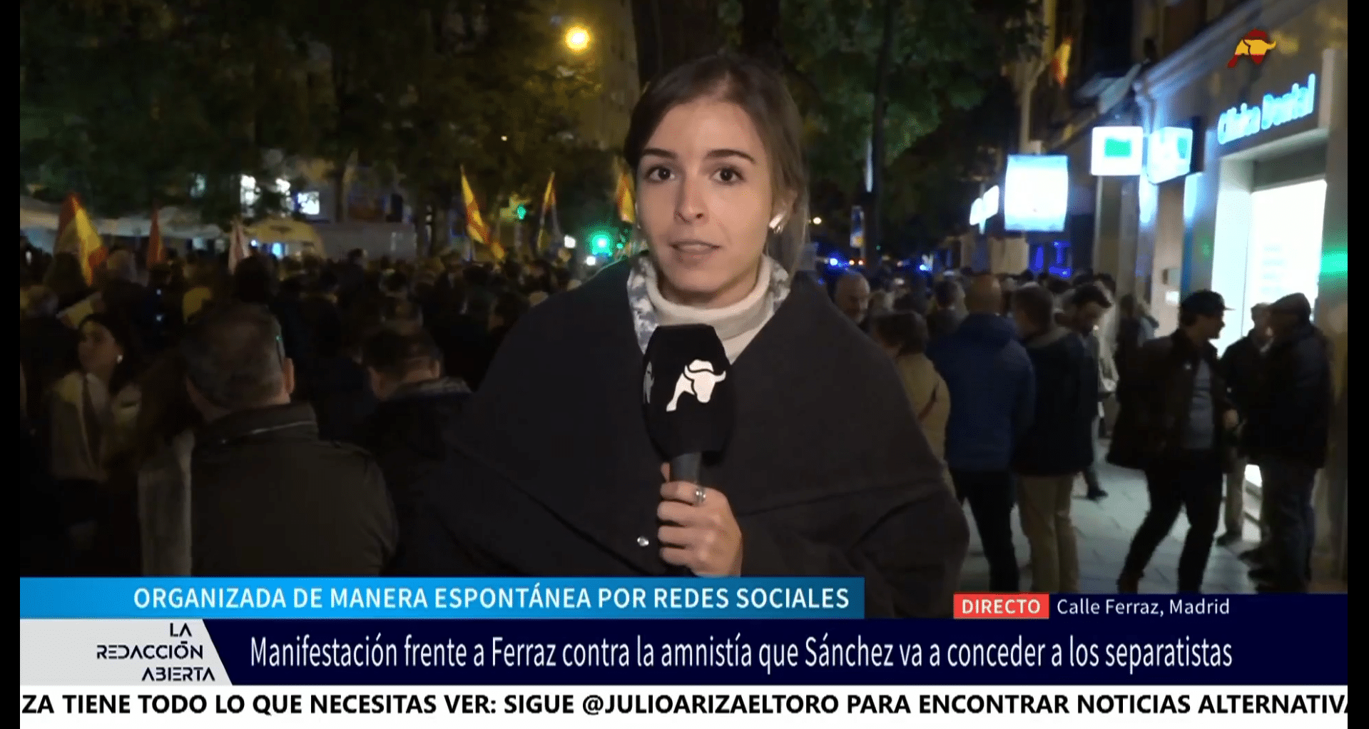 Manifestación espontánea en Ferraz contra las cesiones de Sánchez a los separatistas catalanes.