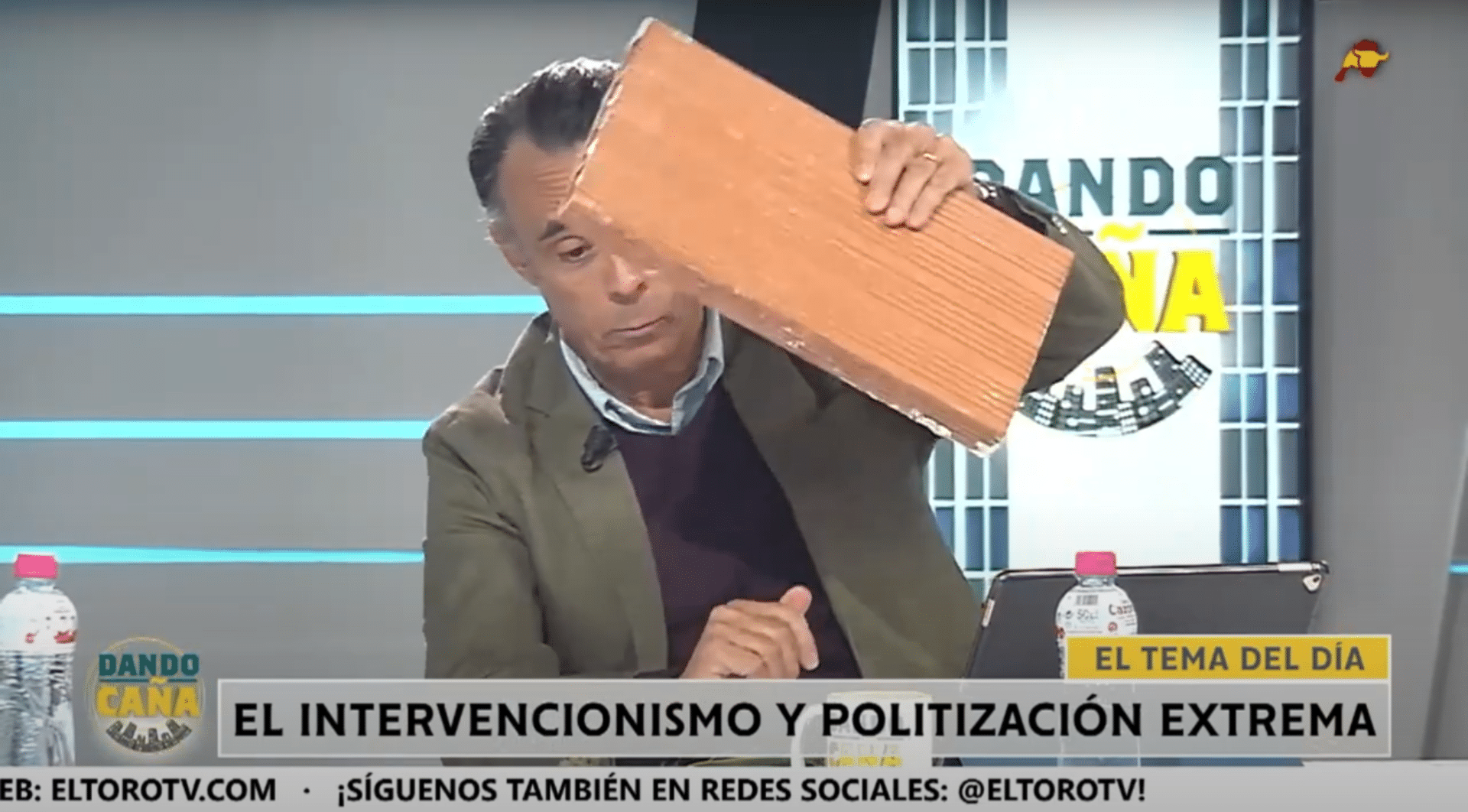  Un tertuliano saca un ladrillo en directo para pedir un MURO para DEFENDERNOS de Pedro Sánchez