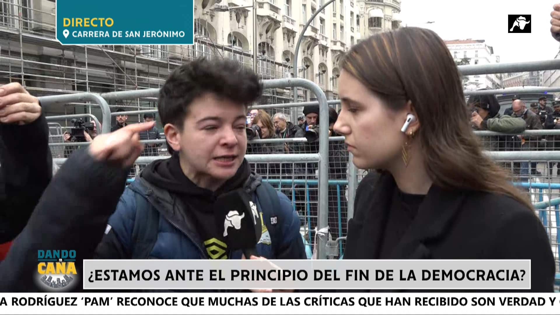 Un manifestante se echa a llorar al conocer que Pedro Sánchez es investido presidente