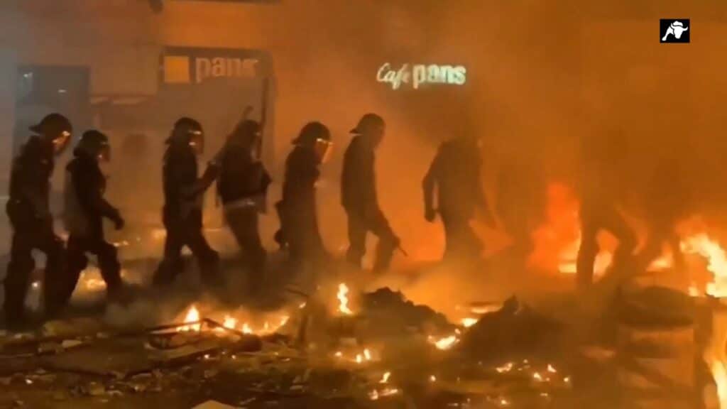 Sí al gas lacrimógeno en Ferraz pero no en Cataluña con disturbios que dejan 431 policías heridos
