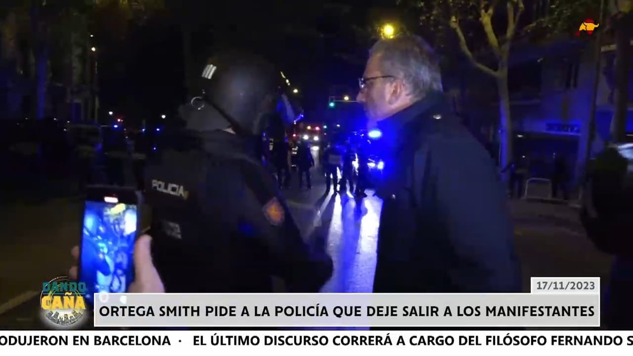 Julio Ariza felicita a Ortega Smith y denuncia la jaula de la Policía en Ferraz