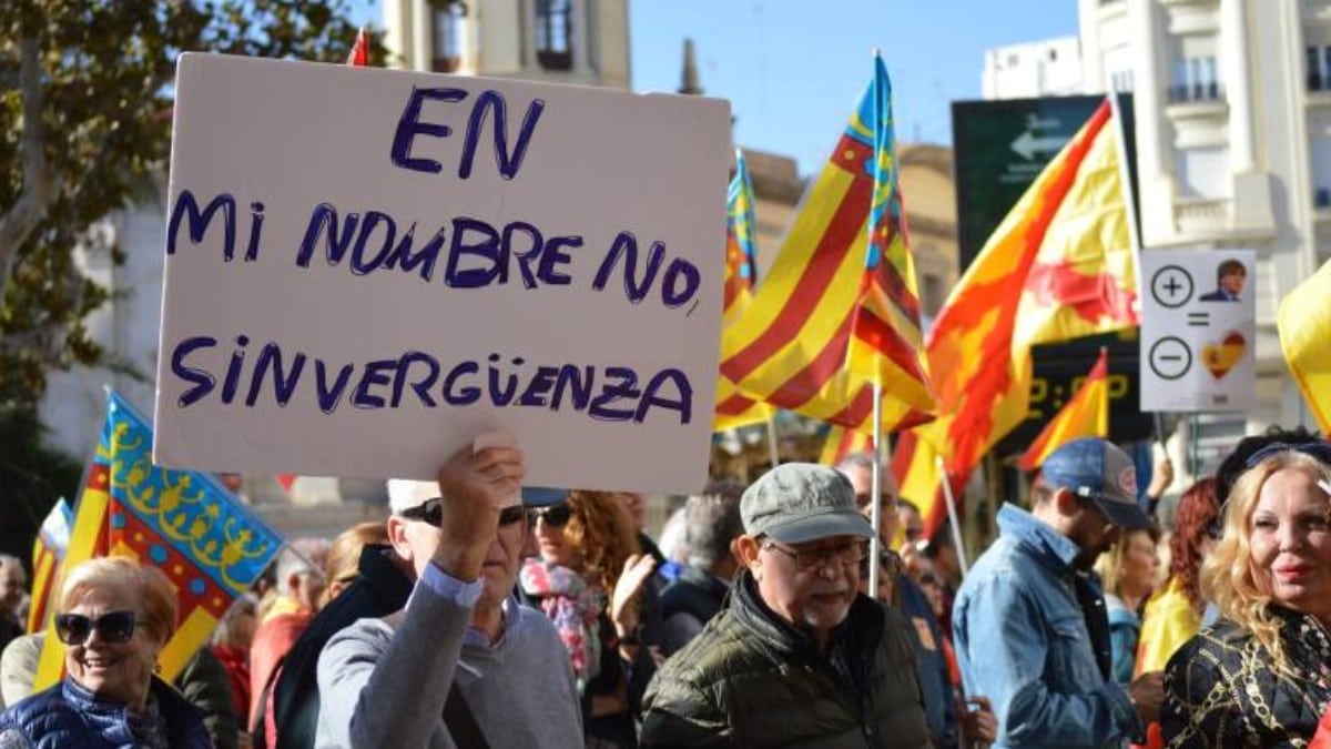 Multitudinaria manifestación en Valencia contra la amnistía y los acuerdos de Pedro Sánchez