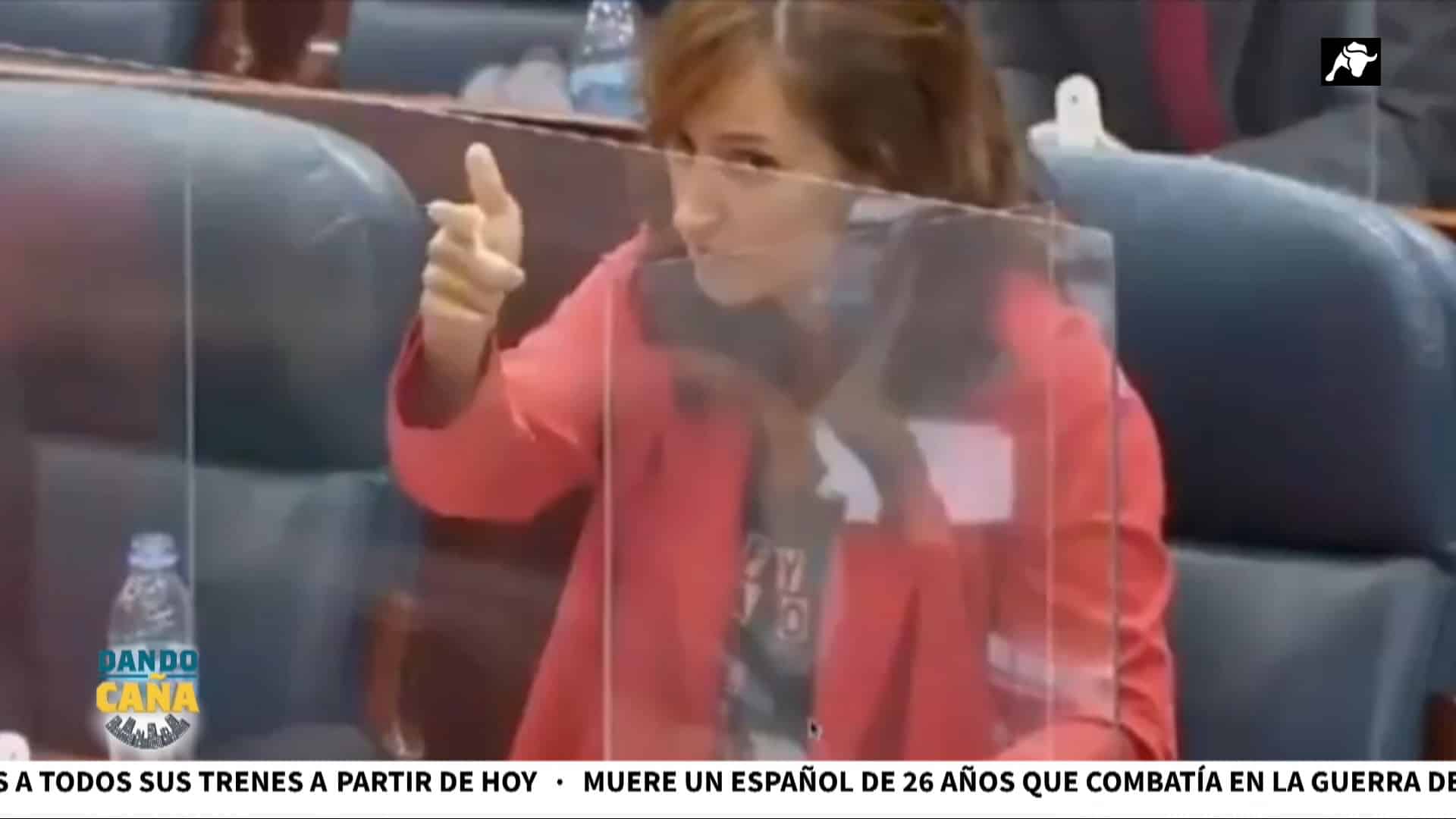 Ariza reta a que lleven a Mónica García a la Fiscalía como a Abascal por este gesto de pistolera