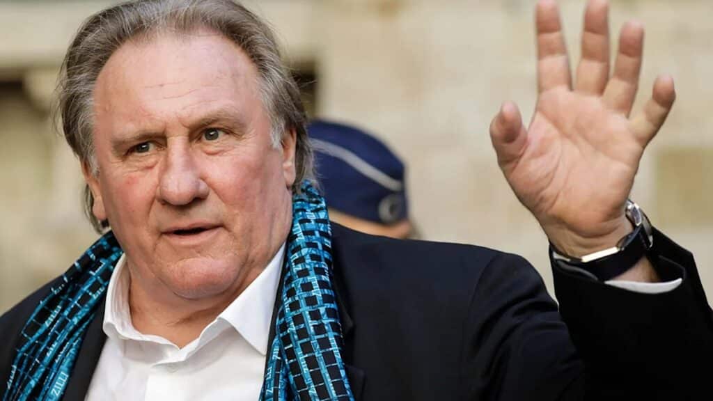 “Símbolo del machismo más detestable para algunos, orgullo nacional para otros, Gérard Depardieu, 75 años, ha perdido su aura de ícono intocable