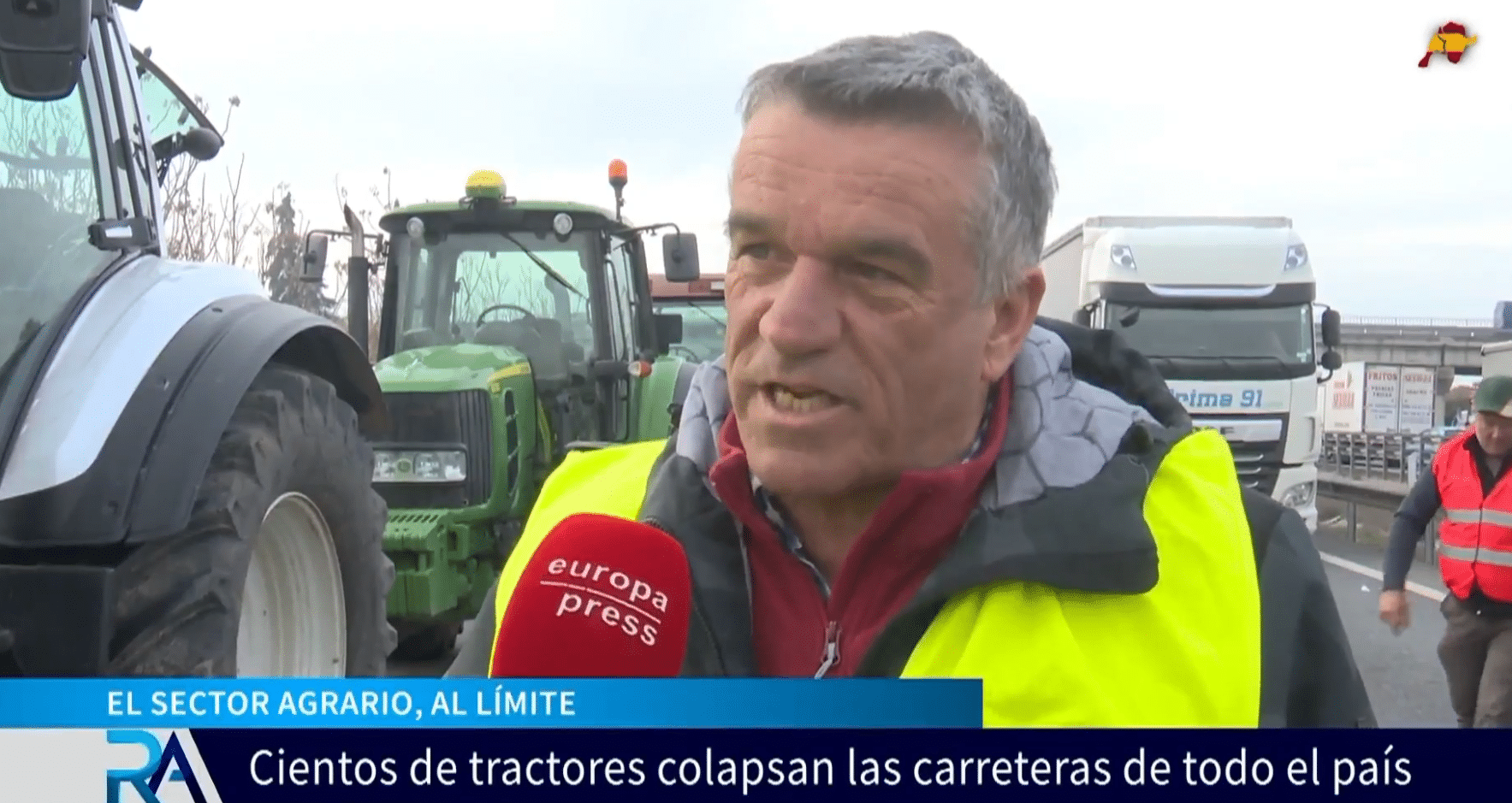  La huelga de agricultores contra las políticas verdes de la UE provoca cortes de carreteras en toda España