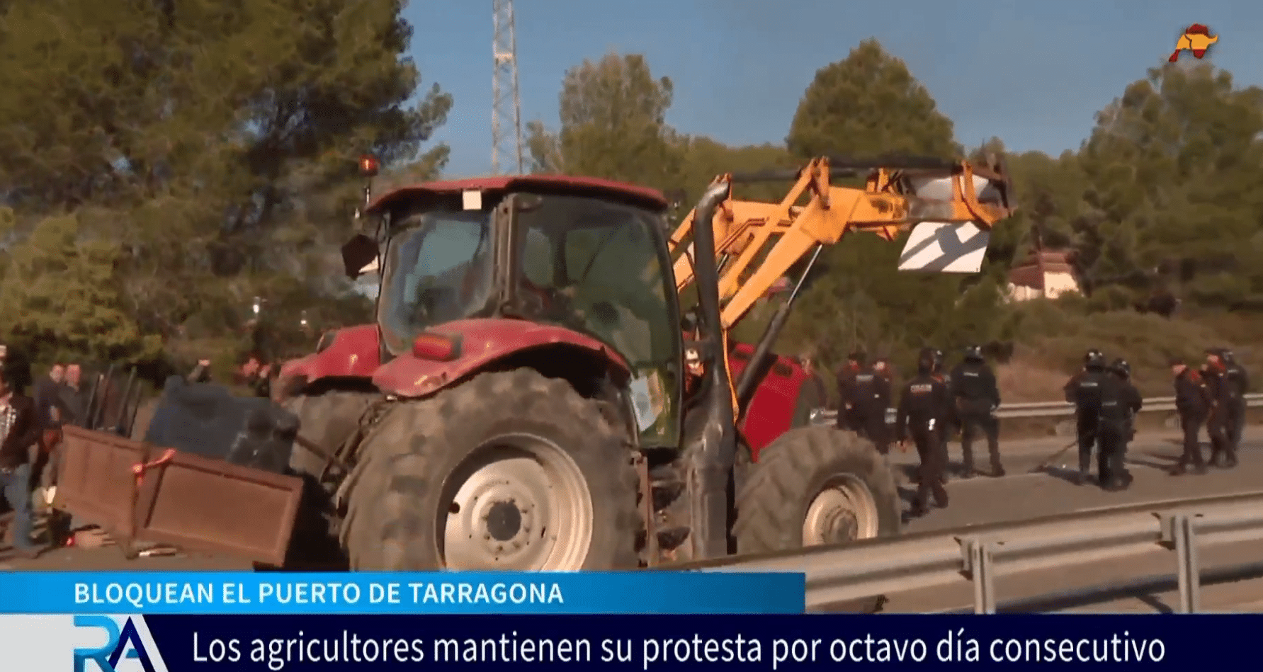 Carreteras colapsadas y bloqueos en el Puerto de Tarragona y Santander: los objetivos del sector agrario en el octavo día de protestas