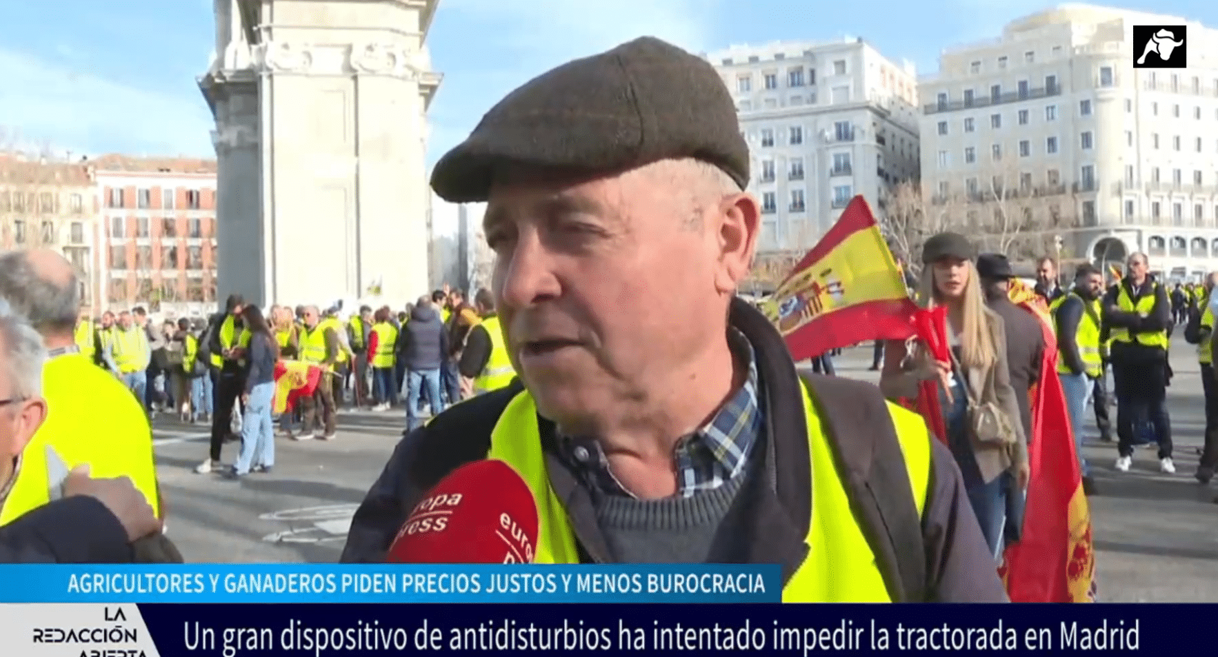 Cargas contra los agricultores en la masiva tractorada en Madrid