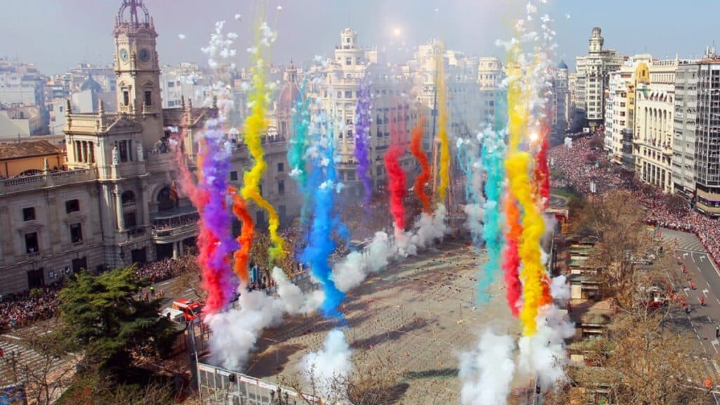 Más de 16.000 personas se apuntan en un sólo día al sorteo impulsado por la Generalitat para ver las mascletàs de Fallas desde el Palau de les Comunicacions