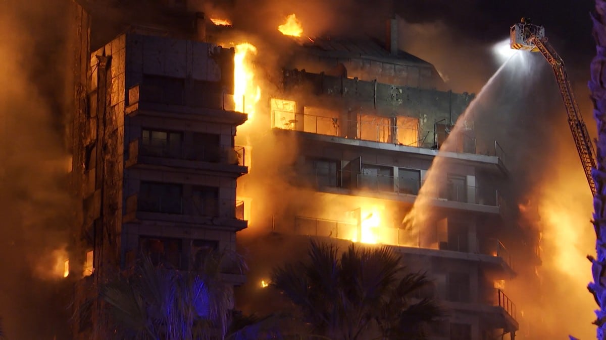 Un incendio de grandes dimensiones arrasa dos edificios de viviendas en Valencia
