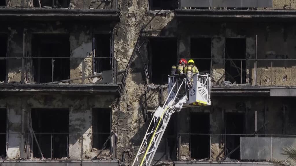 Detenidos dos argelinos por robar en el edificio incendiado de Valencia