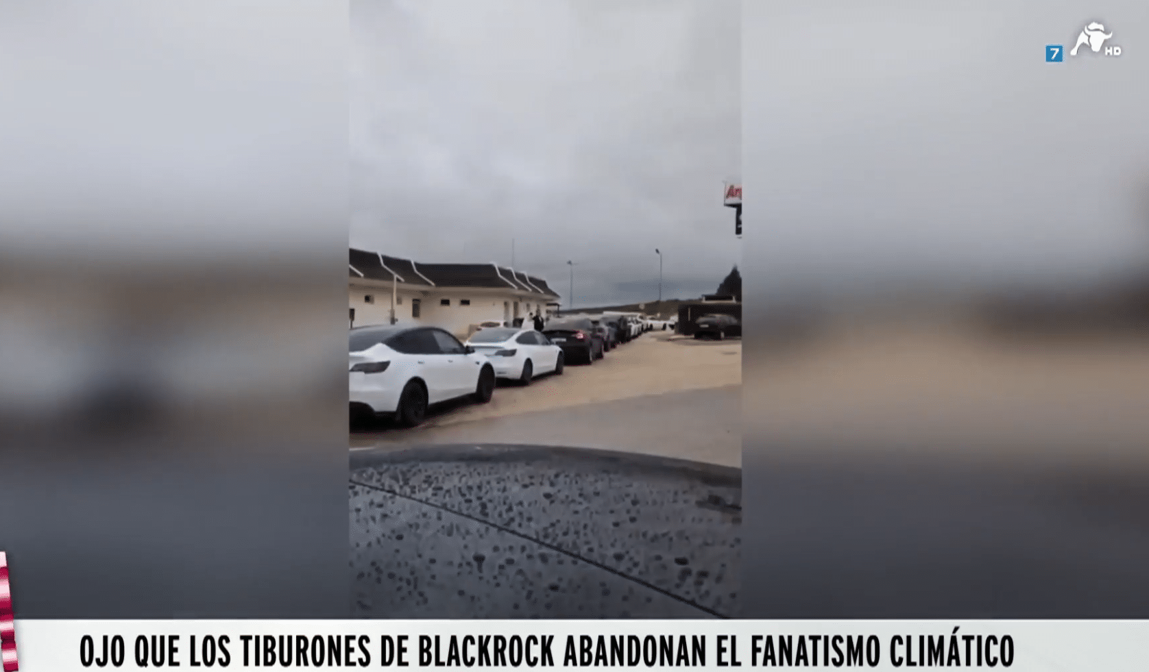 De risa: largas filas de coches eléctricos ¡que se quedan sin batería en la carretera! 