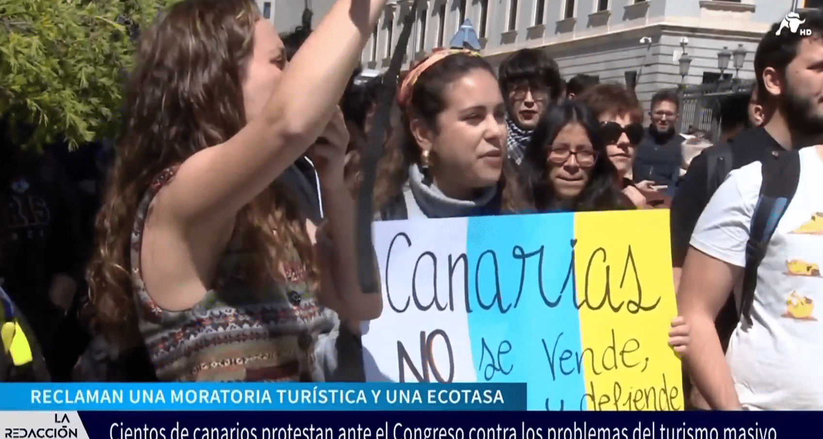 Un grupo de canarios protestan frente al Congreso de los Diputados contra el turismo masivo