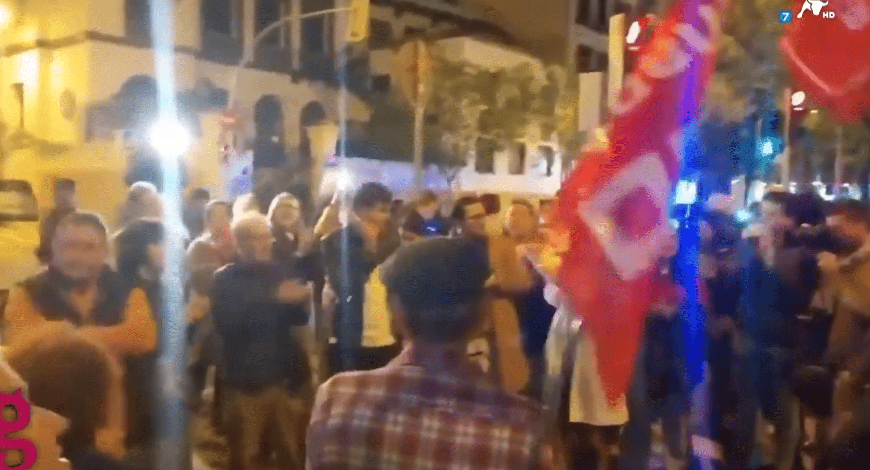  Ferraz: 50 personas gritan “Pedro Sánchez presidente” y un vecino les pone el ‘Cara al Sol’