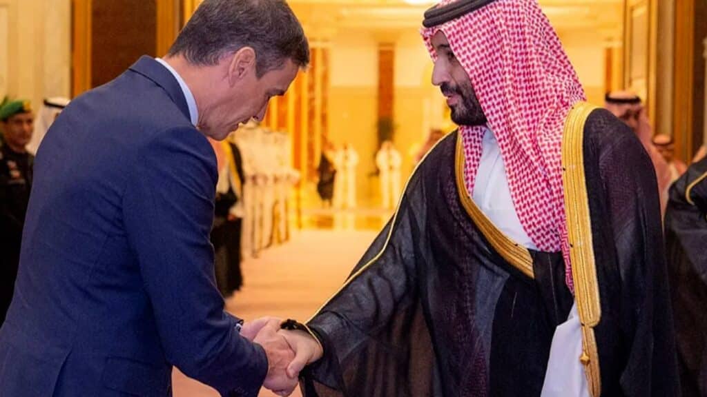 Editorial. Pedro Sánchez, a sus pies (foto de Sánchez inclinándose ante el príncipe Bin Salman de Arabia Saudí)