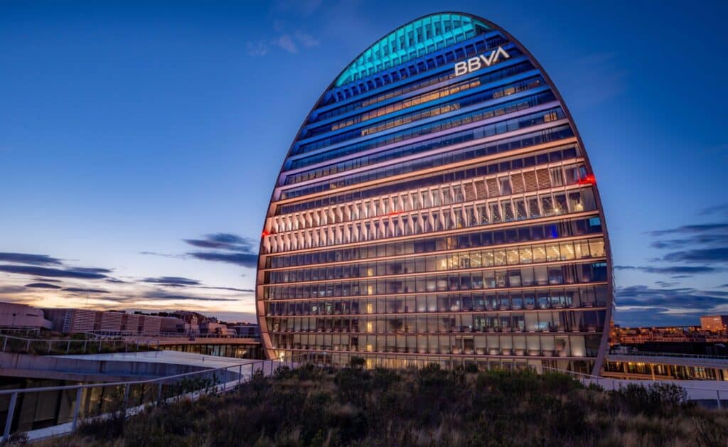 BBVA contempla la venta de su filial turca como estrategia para reforzar su oferta sobre el Sabadell