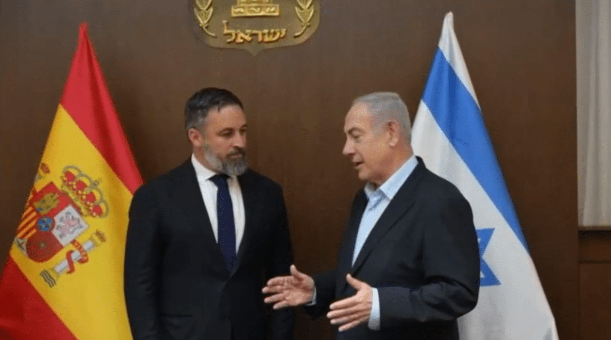 El apretón de manos entre Abascal y Netanyahu provoca la histeria en el Gobierno