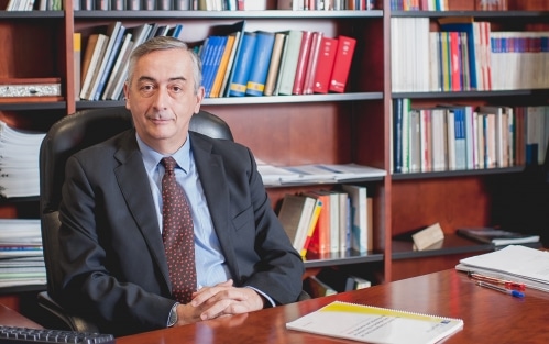 El Gobierno propone a Carlos Ocaña, coautor del libro de la tesis de Sánchez, como consejero de Telefónica