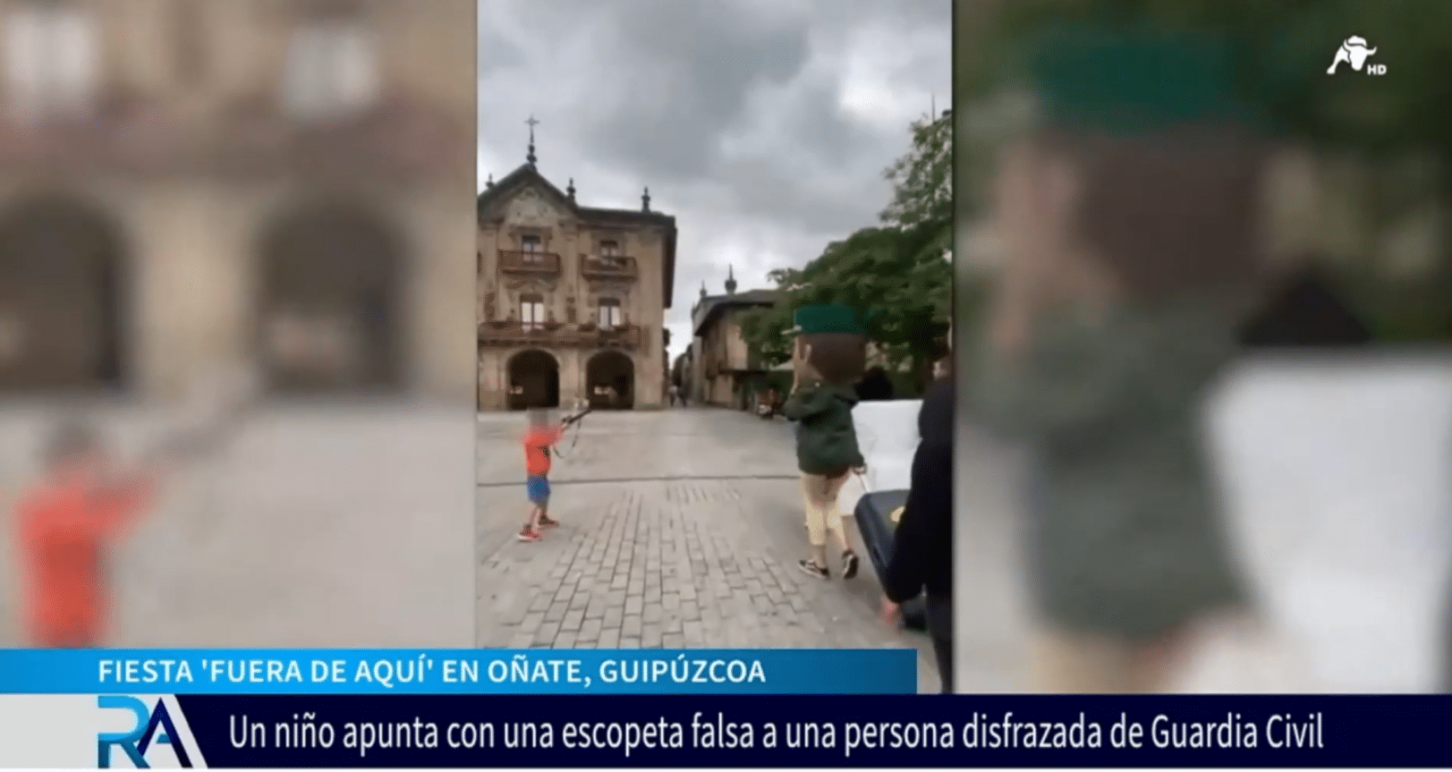 Un niño apunta con una escopeta falsa a una persona disfrazada de Guardia Civil en Oñate