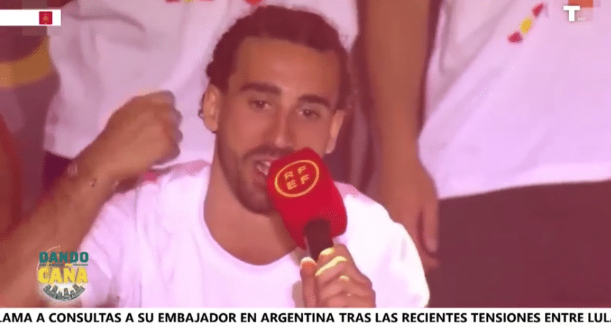 Los comentados rostros y gestos de los futbolistas de la selección con Pedro Sánchez en La Moncloa