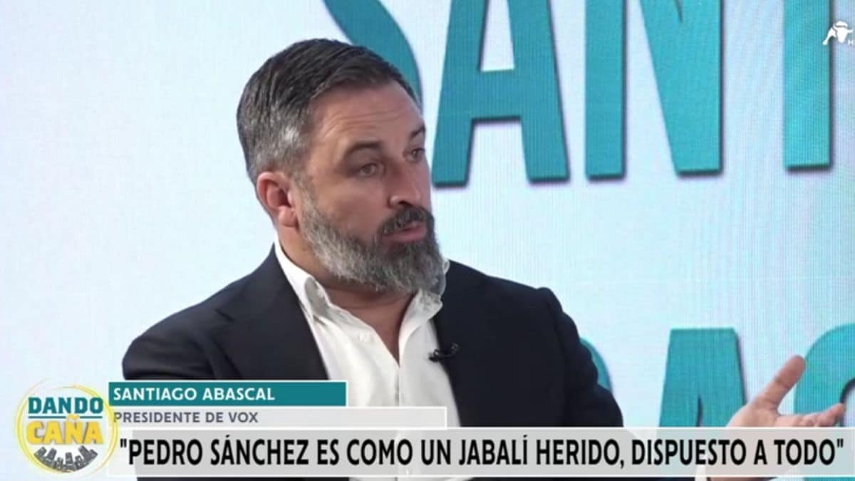 Abascal define a Sánchez como “un jabalí herido”, dispuesto a todo, ante la corrupción de su mujer