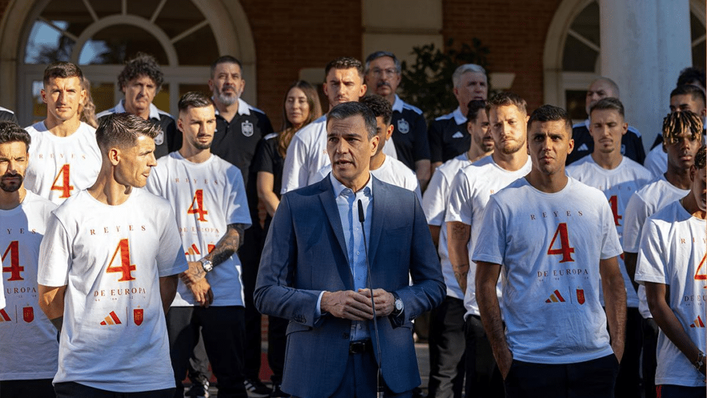 La indiferencia de los capitanes de la selección a Pedro Sánchez durante su discurso de felicitación