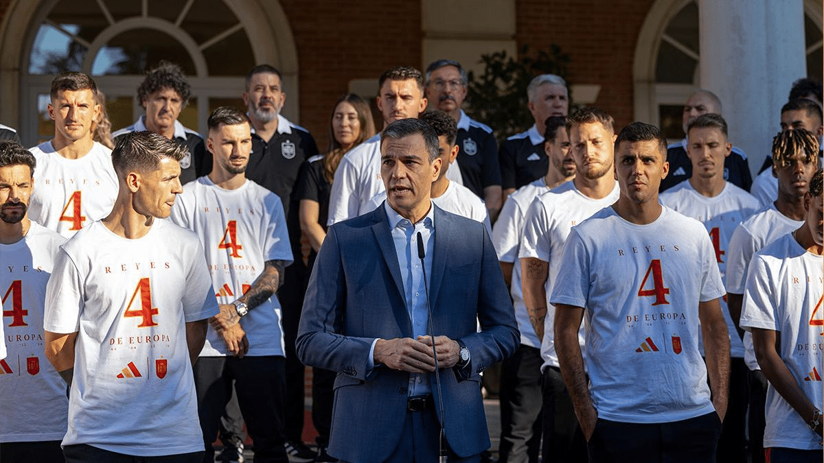 La indiferencia de los capitanes de la selección a Pedro Sánchez durante su discurso de felicitación