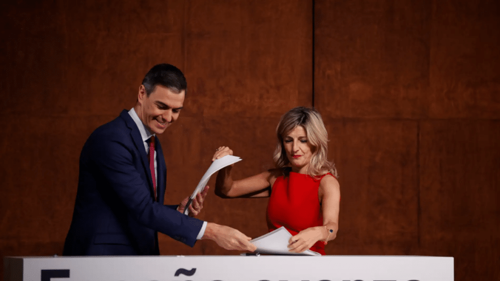 Yolanda Díaz ya tiene un acuerdo con Pedro Sánchez para amordazar a la prensa y despenalizar las injurias al Rey