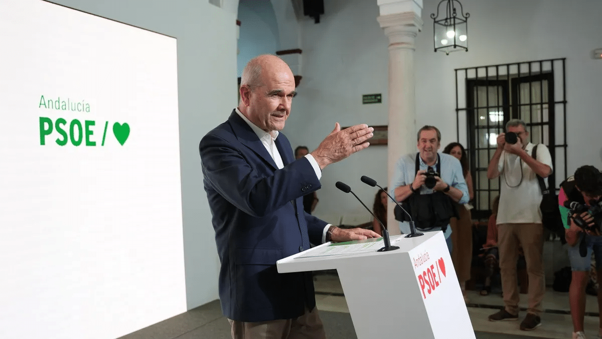 Chaves reaparece con la cabeza bien alta: pide volver al PSOE y dice que es el principio del fin del PP en Andalucía