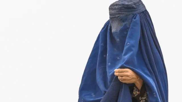 Los talibanes prohíben a las mujeres hablar en público
