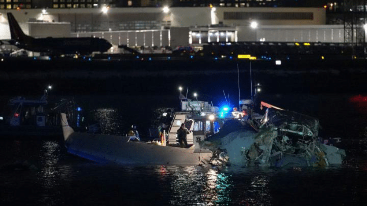 Accidente aéreo en Washington: un avión de American Airlines choca con un helicóptero militar y cae al río Potomac