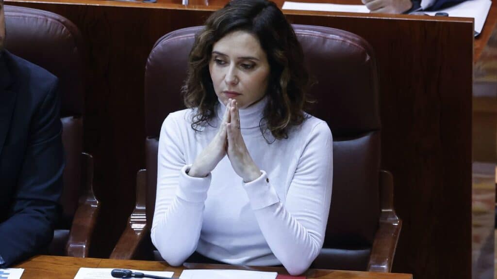 Ayuso carga contra Sánchez por “100 derrotas” parlamentarias y acusa al Gobierno de deterioro institucional