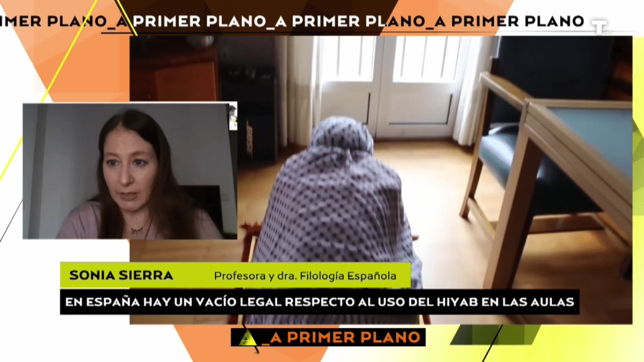 Habla la profesora amenazada por pedir prohibir el velo: «Si es cultural, ¿por qué la hermana de Mohamed VI no lo lleva?»