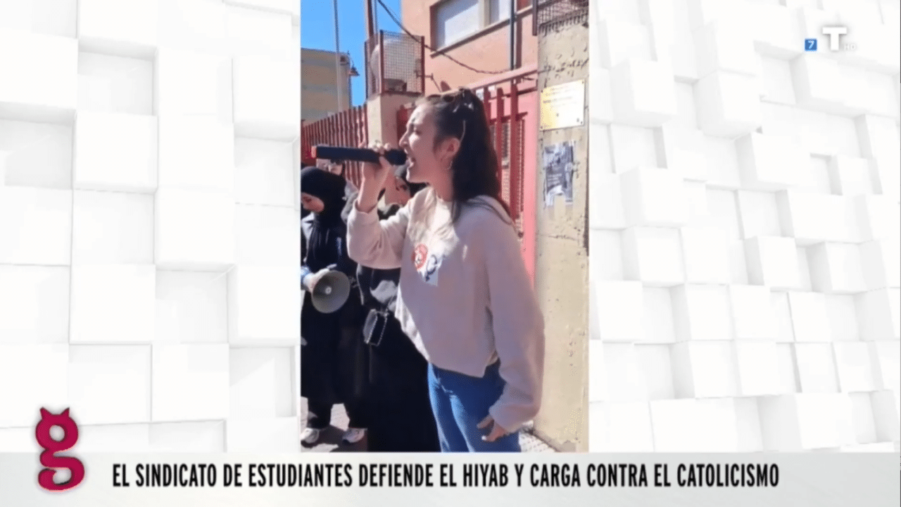 Ayuso no se moja sobre el hiyab en las aulas