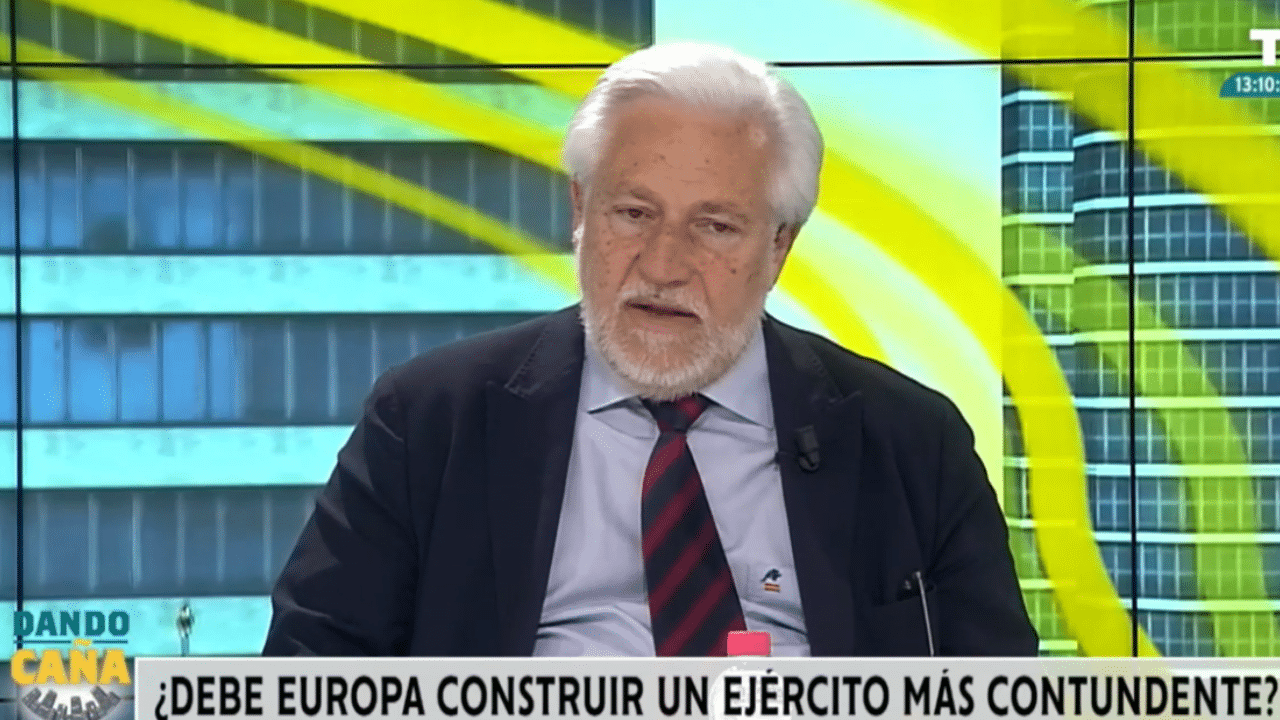 Julio Ariza estalla ante las condiciones de los agentes de policía: «Duermen en peores sitios que los que vienen en cayucos»